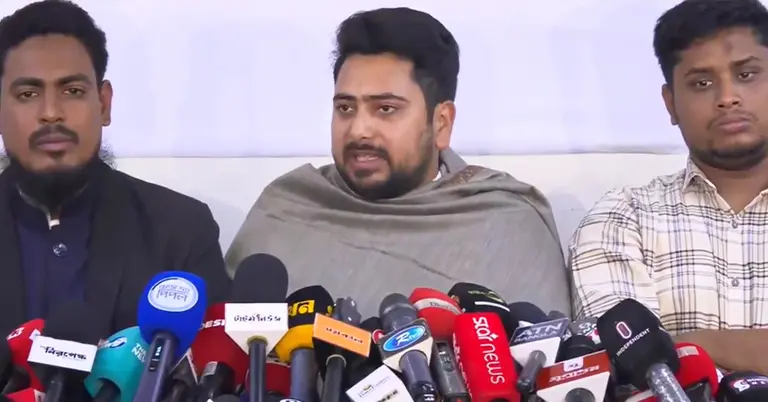 সংবাদ সম্মেলনে কথা বলছেন নাহিদ ইসলাম